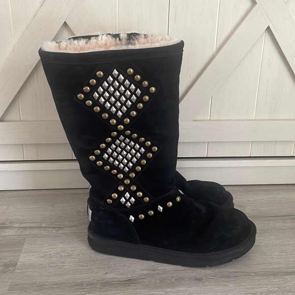 UGG Shoes - UGG Avondale 3330 Studded 13" Boot Size 8
Black with Silver Gold Sheepskin
